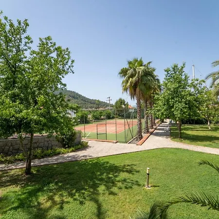 Marvelous House With Balcony And Mountain View Close To Inlice Beach In דירה
